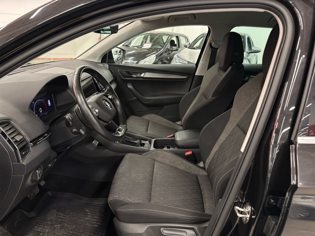 Skoda Karoq 2022 Musta