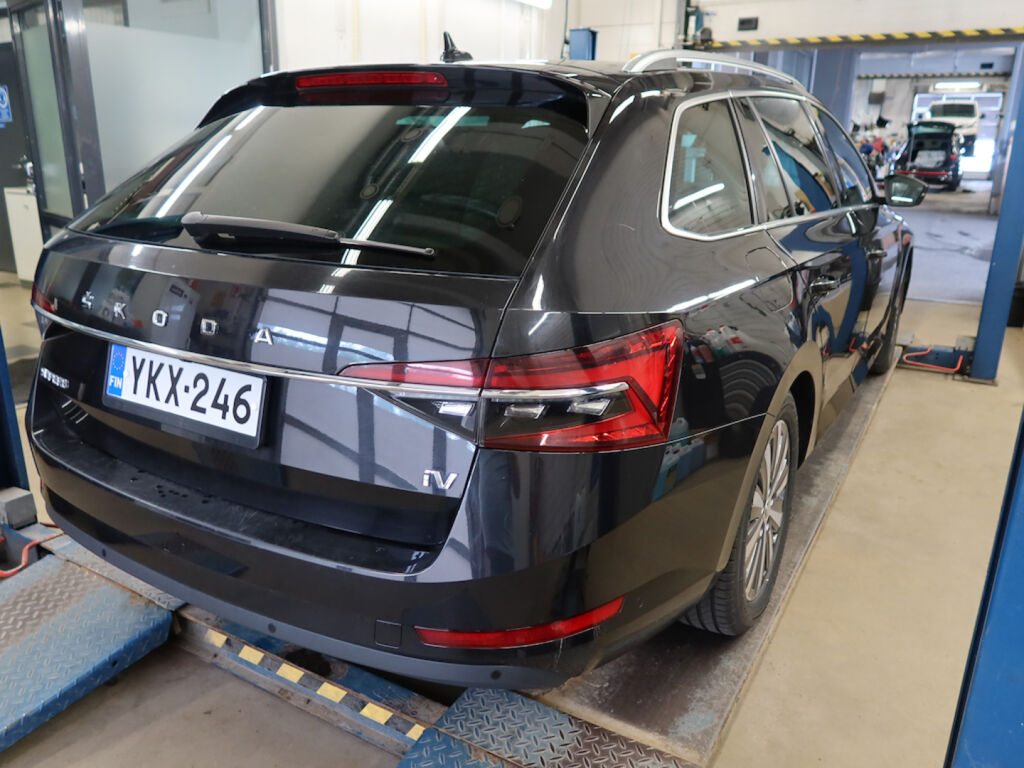 Skoda Superb 2022 Musta