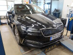Skoda Superb 2022 Musta