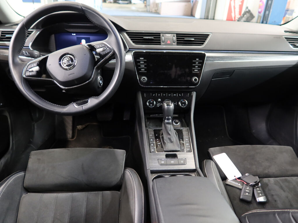 Skoda Superb 2022 Musta