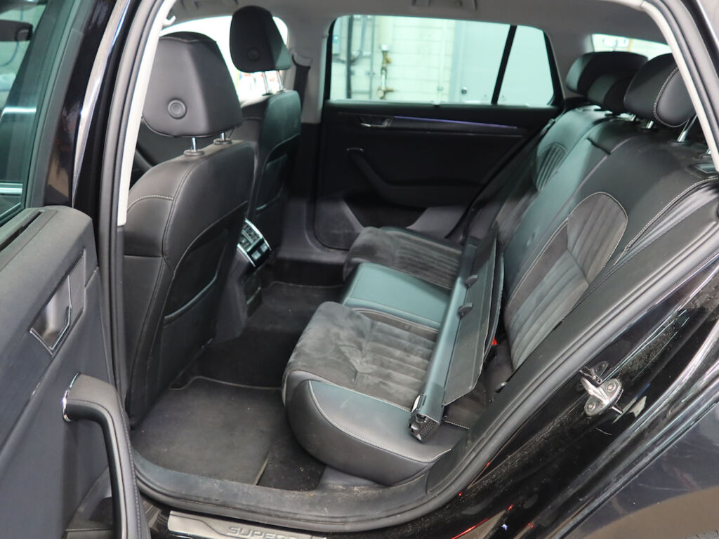 Skoda Superb 2022 Musta