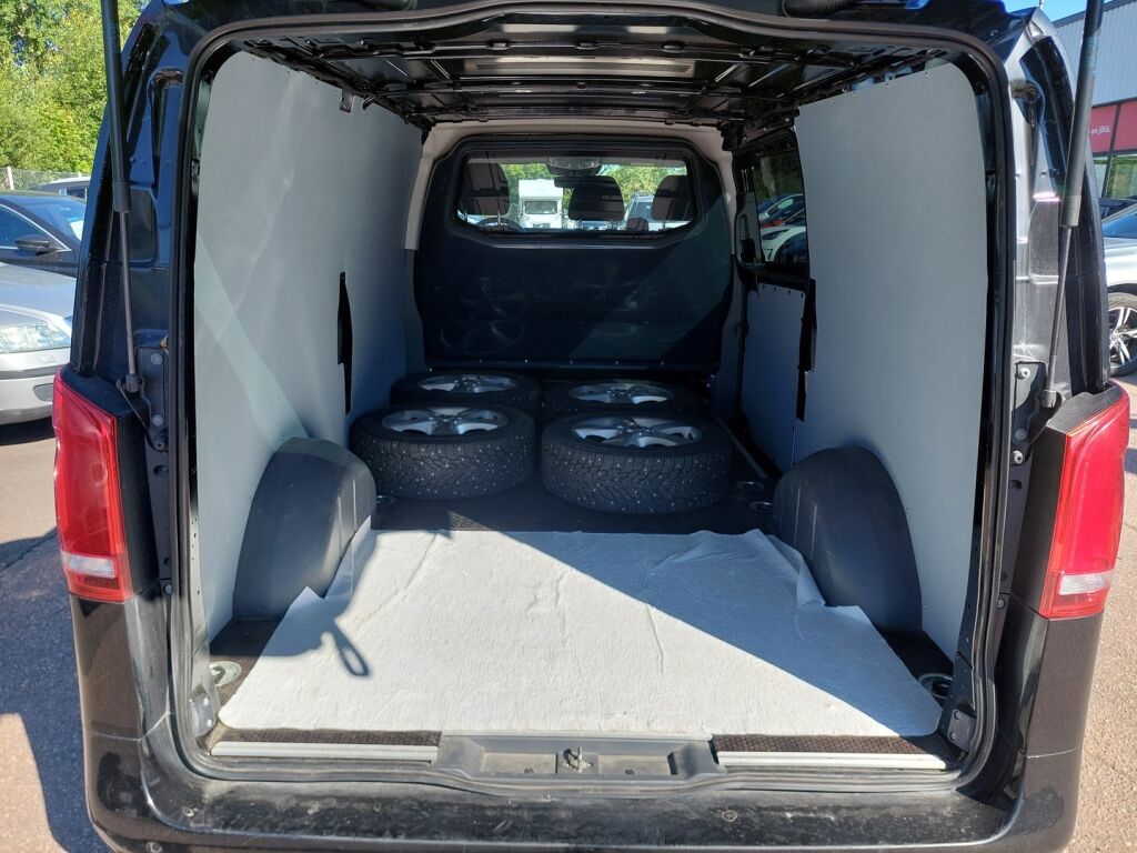 Mercedes-Benz Vito 2022 Musta