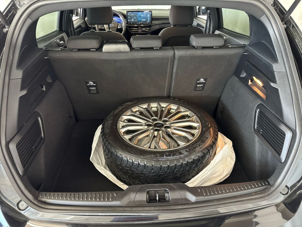 Ford Focus 2022 Musta