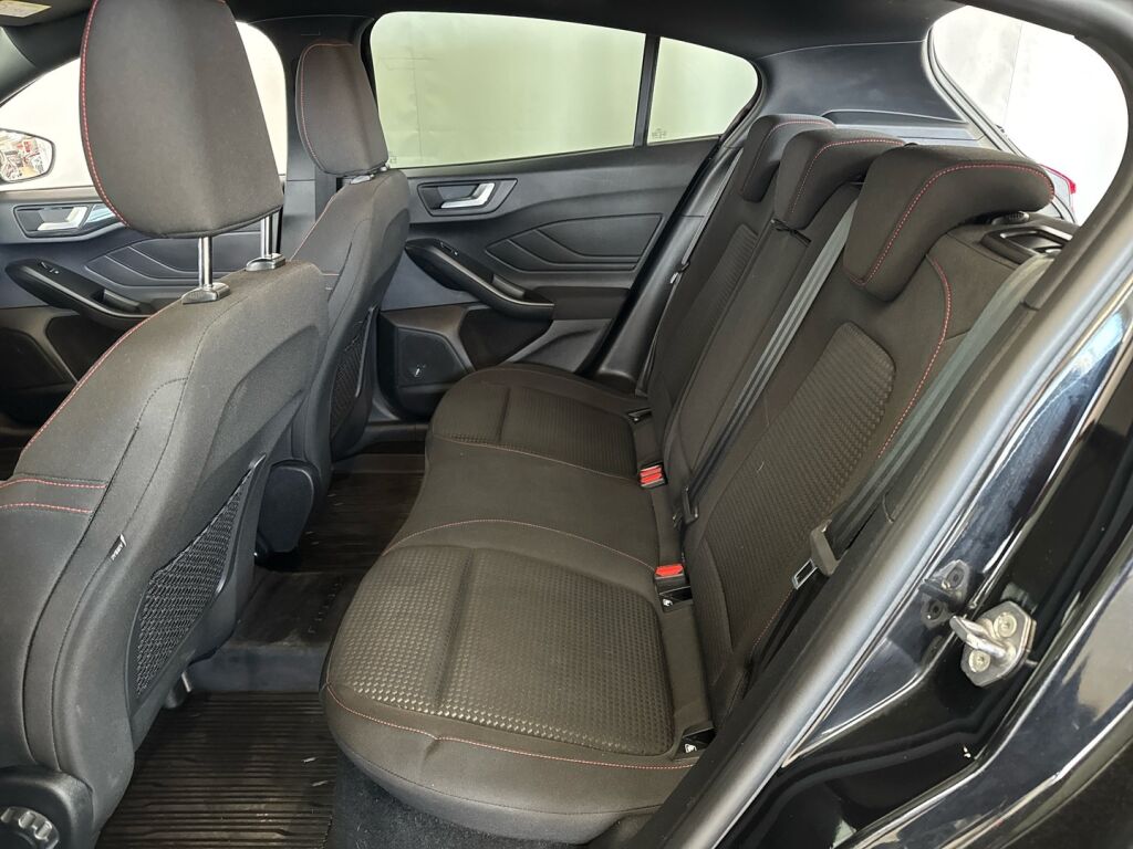 Ford Focus 2022 Musta