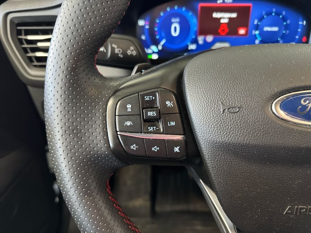 Ford Focus 2022 Musta