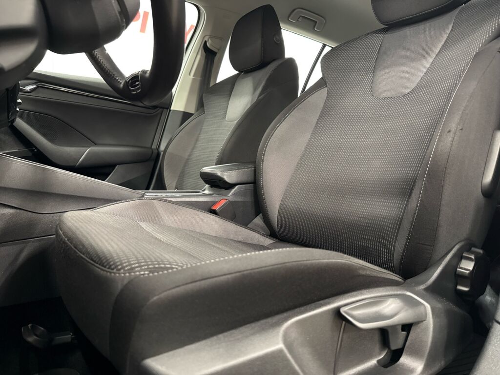 Skoda Octavia 2022 Valkoinen