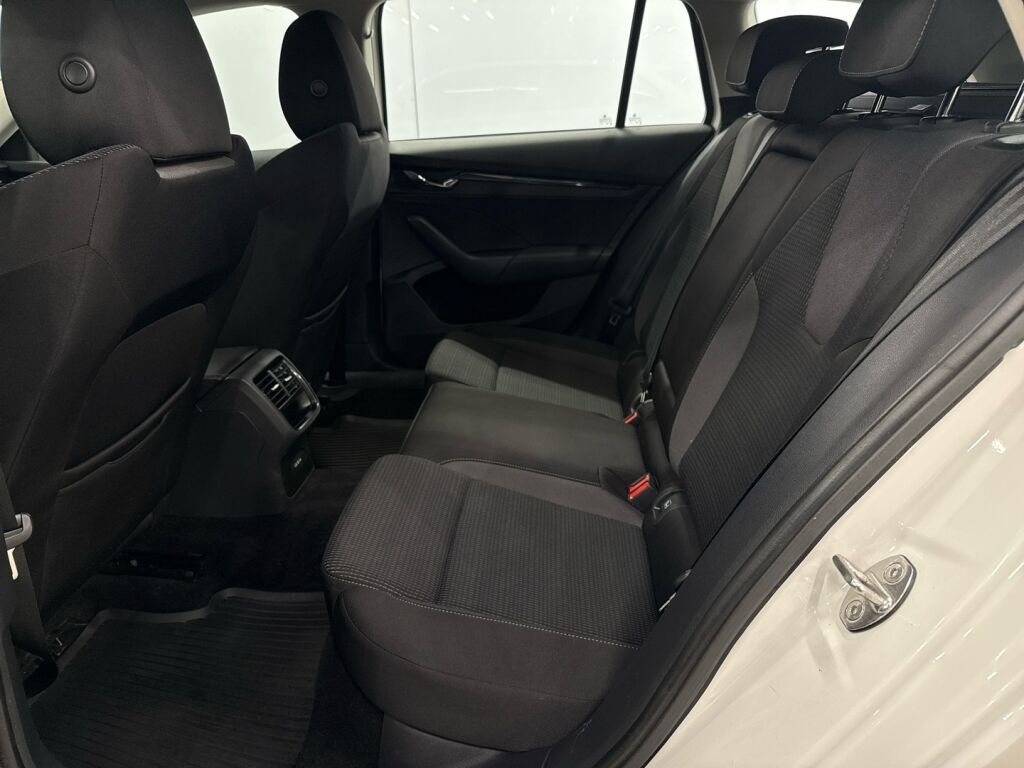 Skoda Octavia 2022 Valkoinen