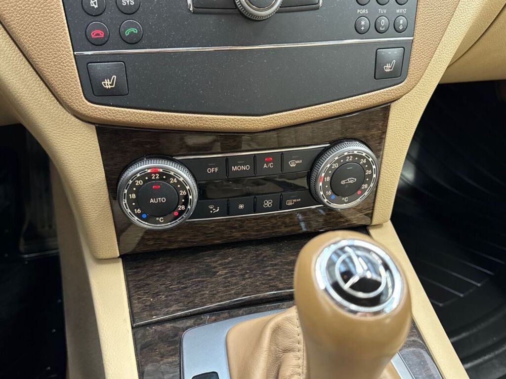Mercedes-Benz C 2007 Ruskea (beige)