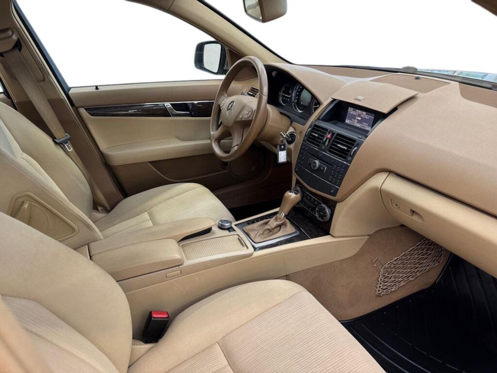 Mercedes-Benz C 2007 Ruskea (beige)