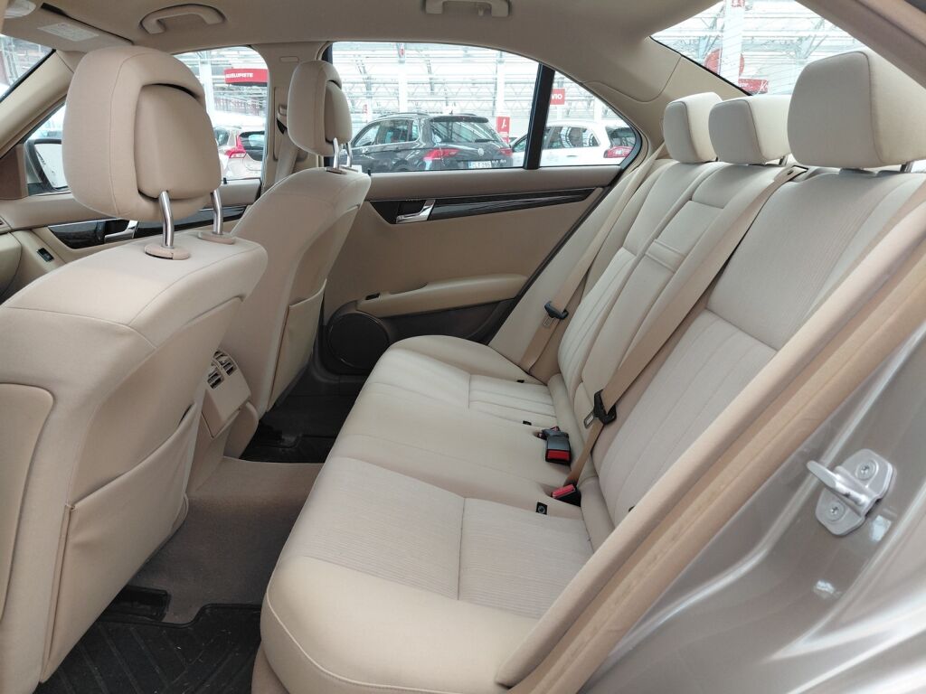 Mercedes-Benz C 2007 Ruskea (beige)