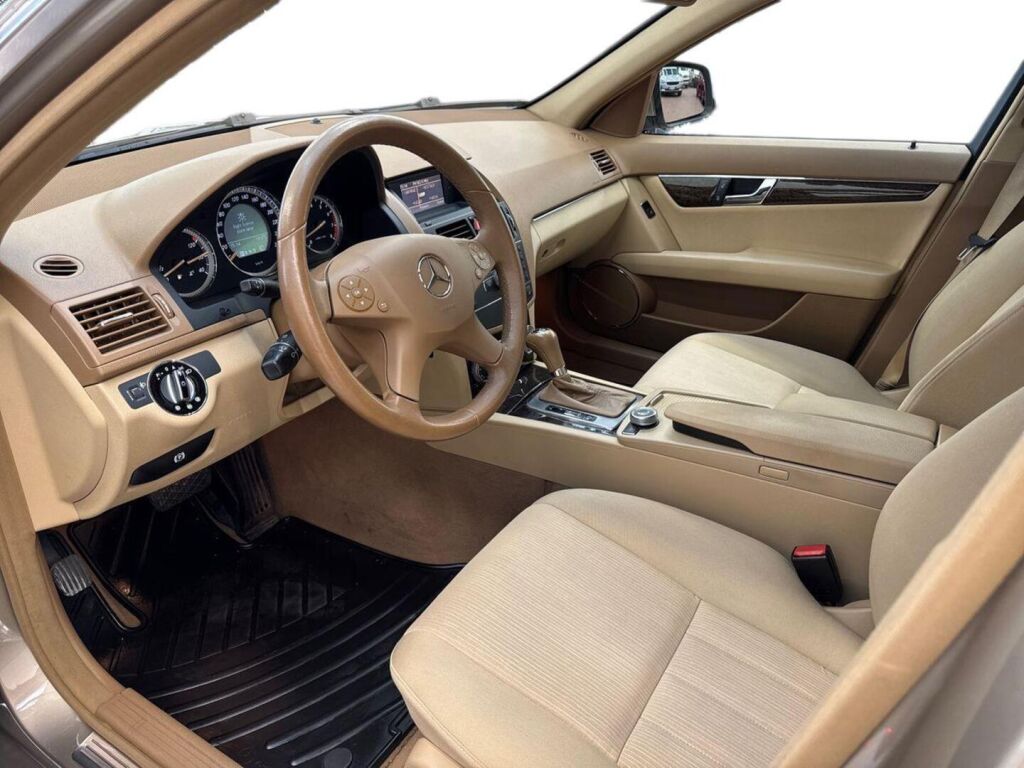Mercedes-Benz C 2007 Ruskea (beige)
