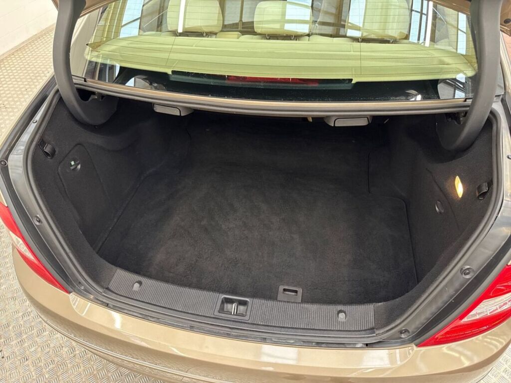 Mercedes-Benz C 2007 Ruskea (beige)