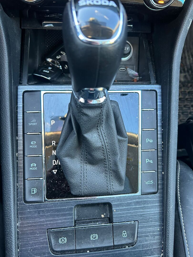 Skoda Superb 2022 Valkoinen