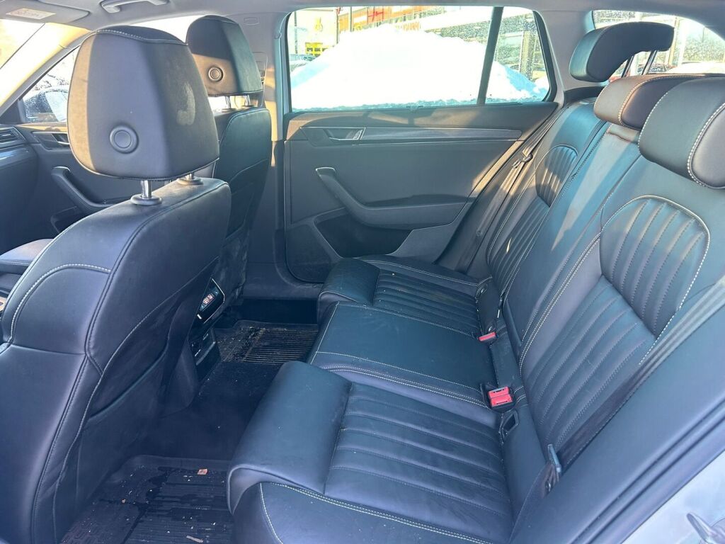 Skoda Superb 2022 Valkoinen