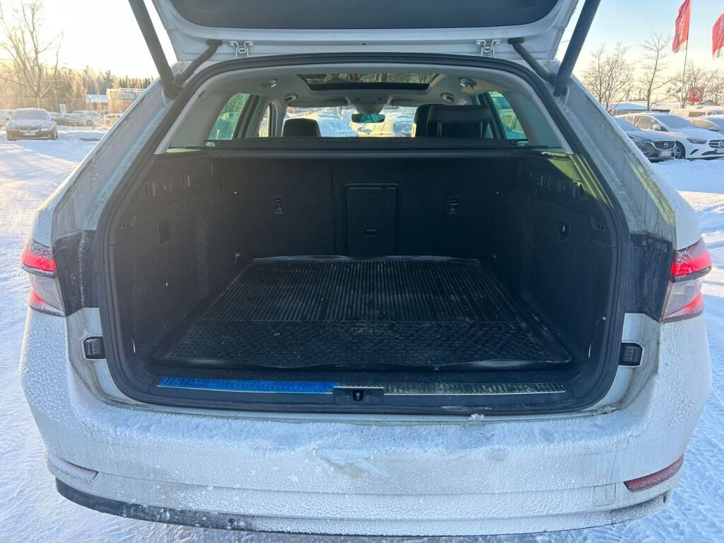 Skoda Superb 2022 Valkoinen