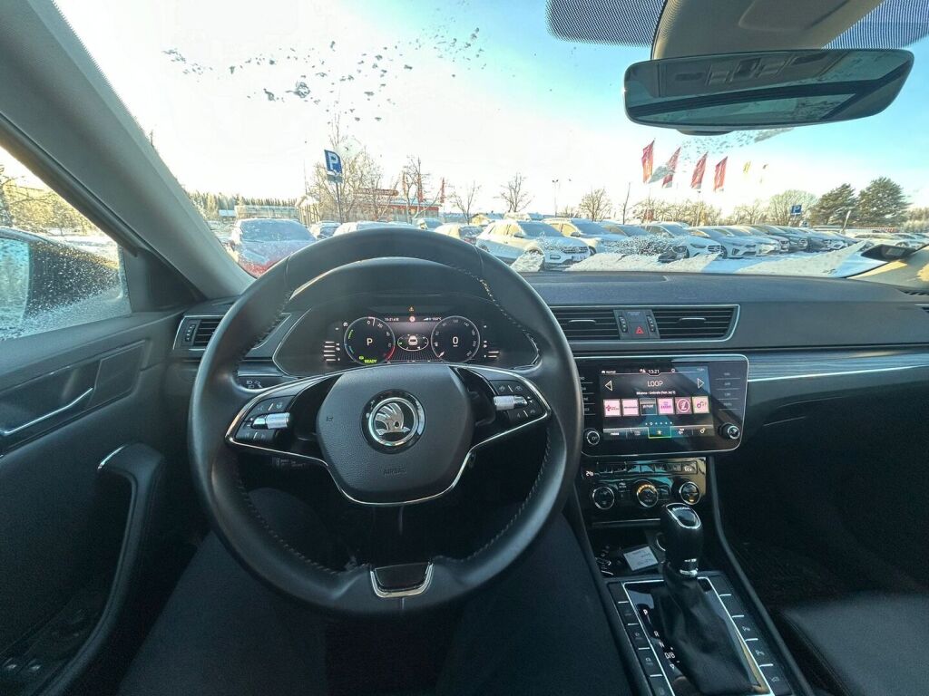 Skoda Superb 2022 Valkoinen