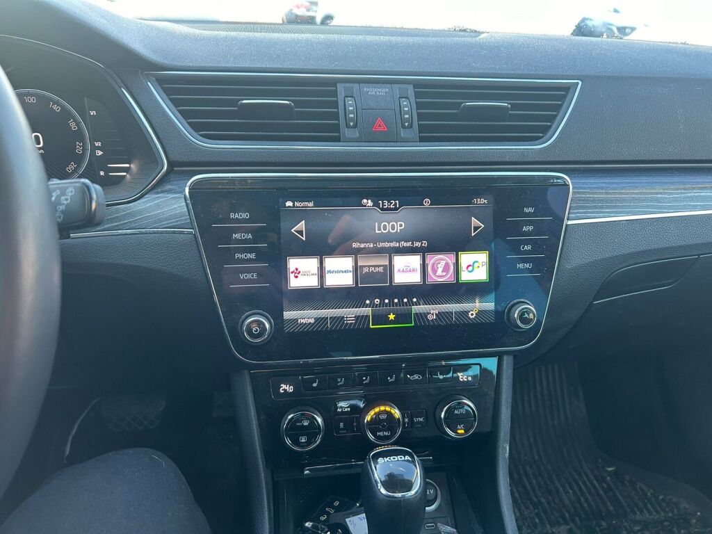 Skoda Superb 2022 Valkoinen