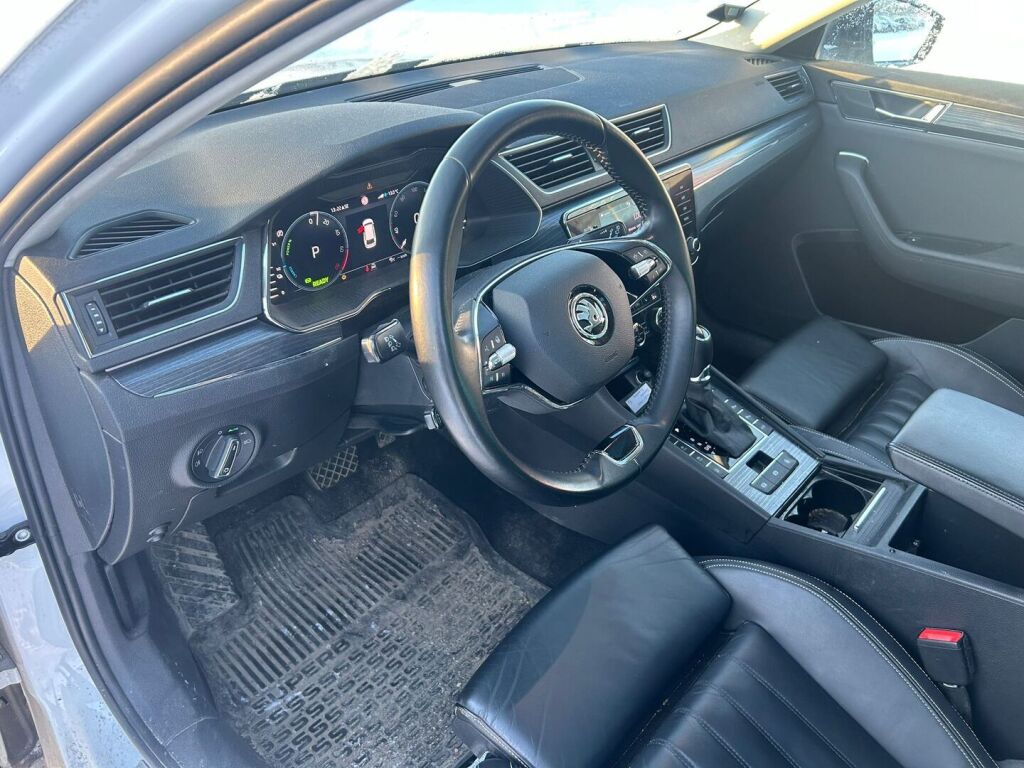 Skoda Superb 2022 Valkoinen