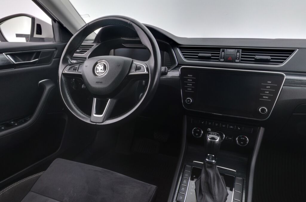Skoda Superb 2020 Valkoinen
