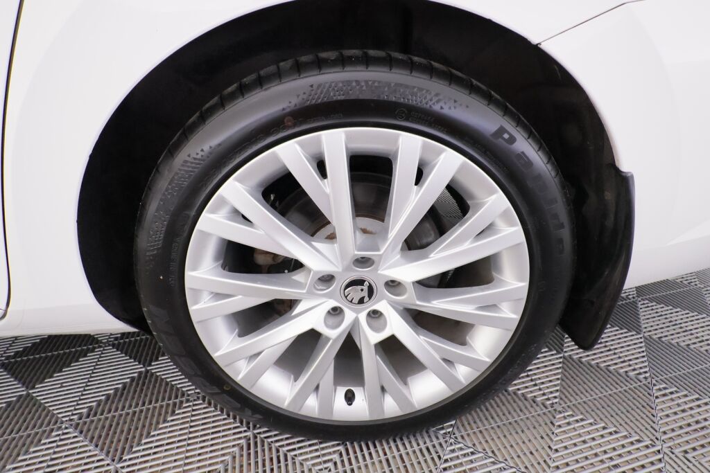 Skoda Superb 2020 Valkoinen