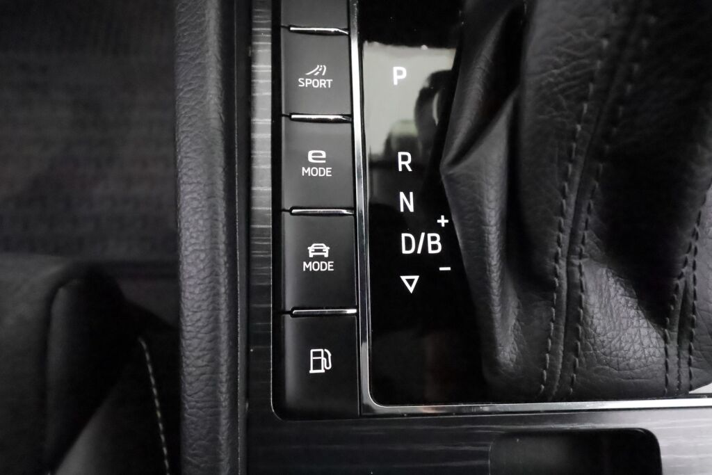 Skoda Superb 2020 Valkoinen