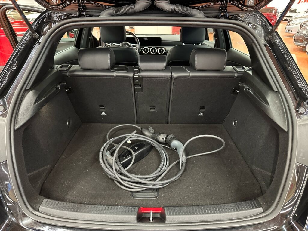 Mercedes-Benz A 2022 Musta