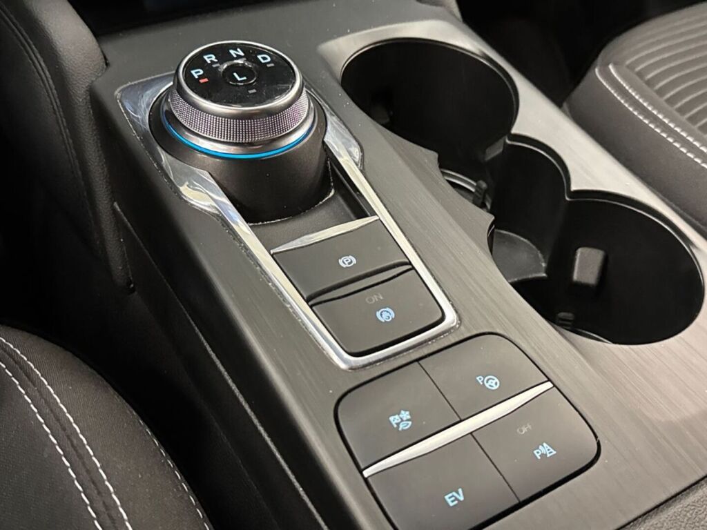 Ford Kuga 2022 Valkoinen