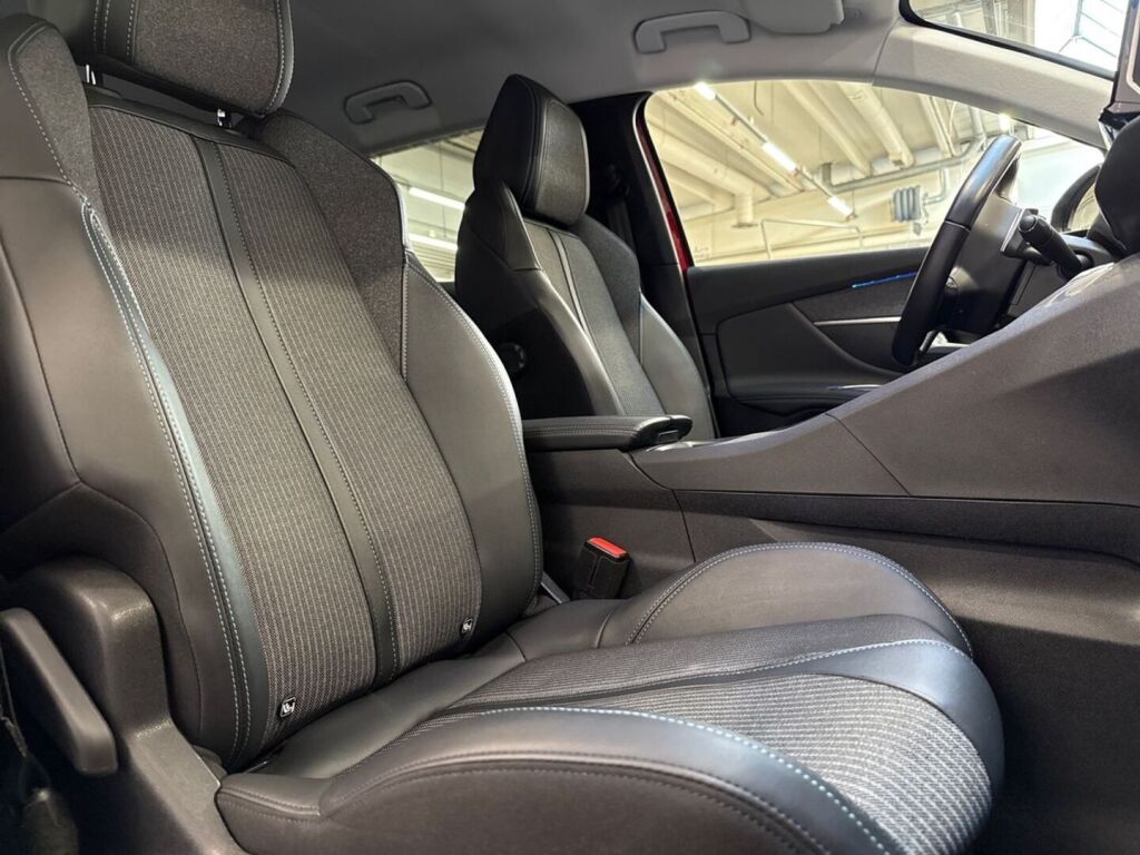 Peugeot 3008 2022 Punainen