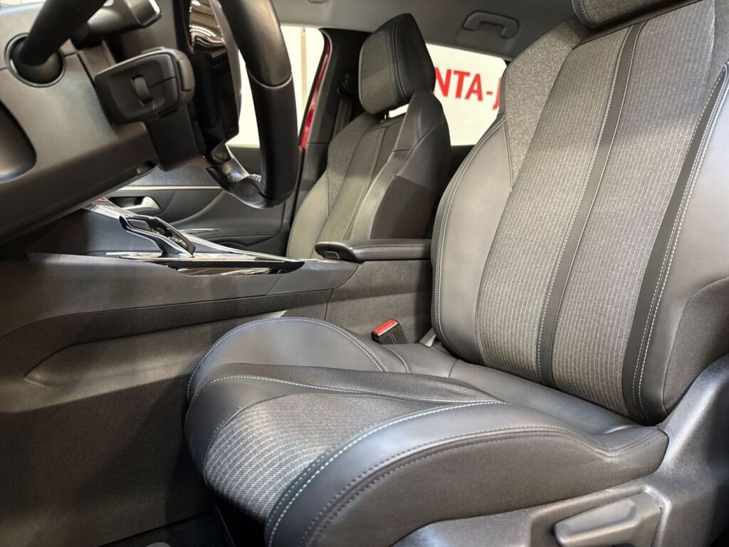 Peugeot 3008 2022 Punainen