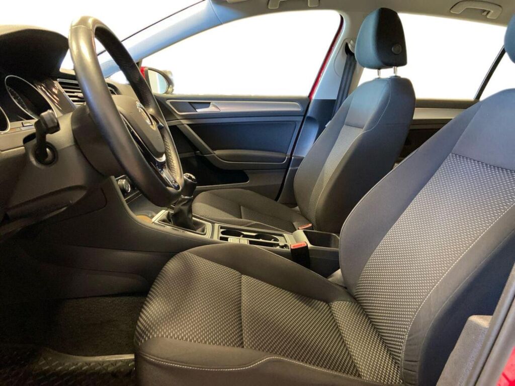 Volkswagen Golf 2019 Punainen