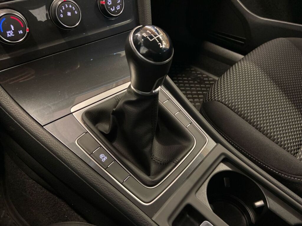 Volkswagen Golf 2019 Punainen