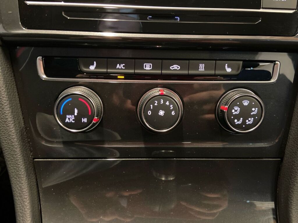 Volkswagen Golf 2019 Punainen