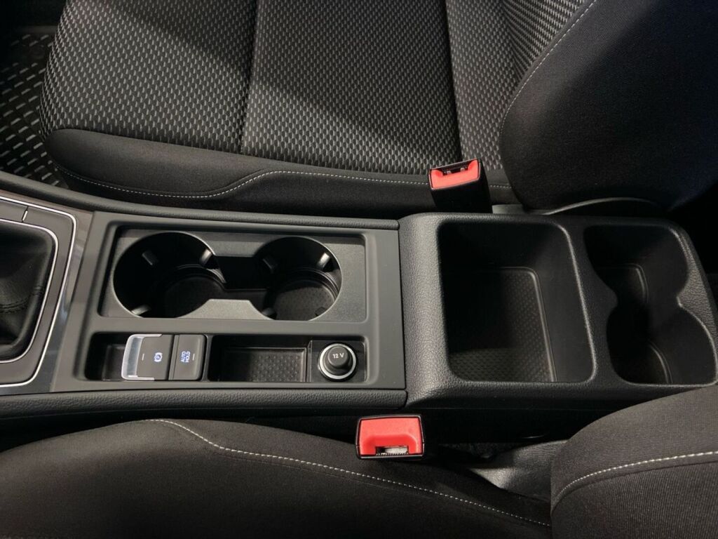 Volkswagen Golf 2019 Punainen