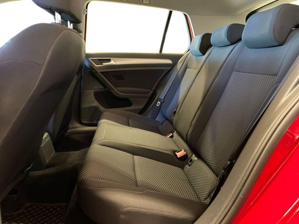Volkswagen Golf 2019 Punainen