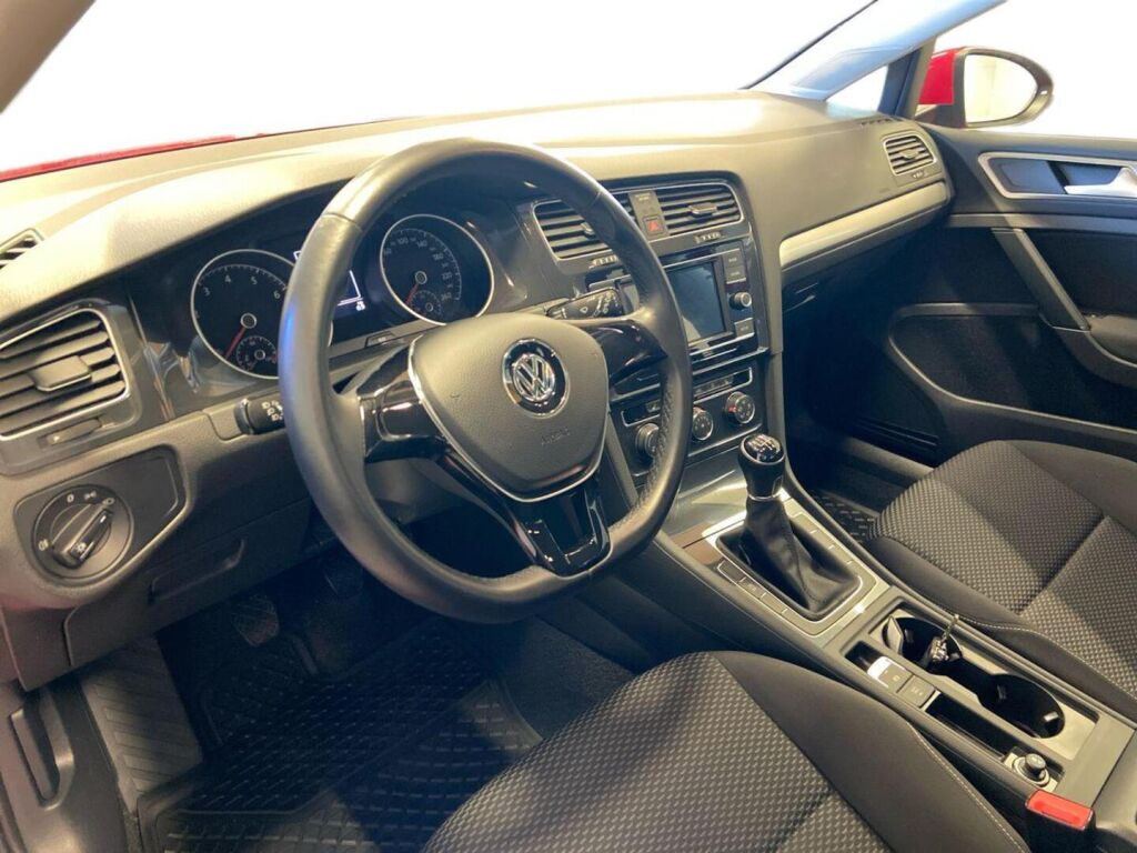 Volkswagen Golf 2019 Punainen