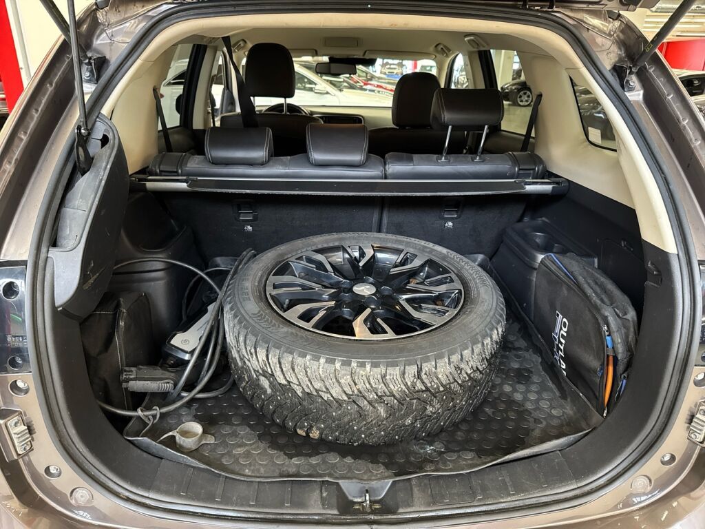 Mitsubishi Outlander PHEV 2019 Ruskea (beige)
