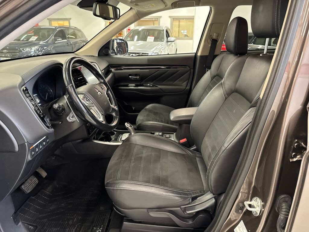 Mitsubishi Outlander PHEV 2019 Ruskea (beige)