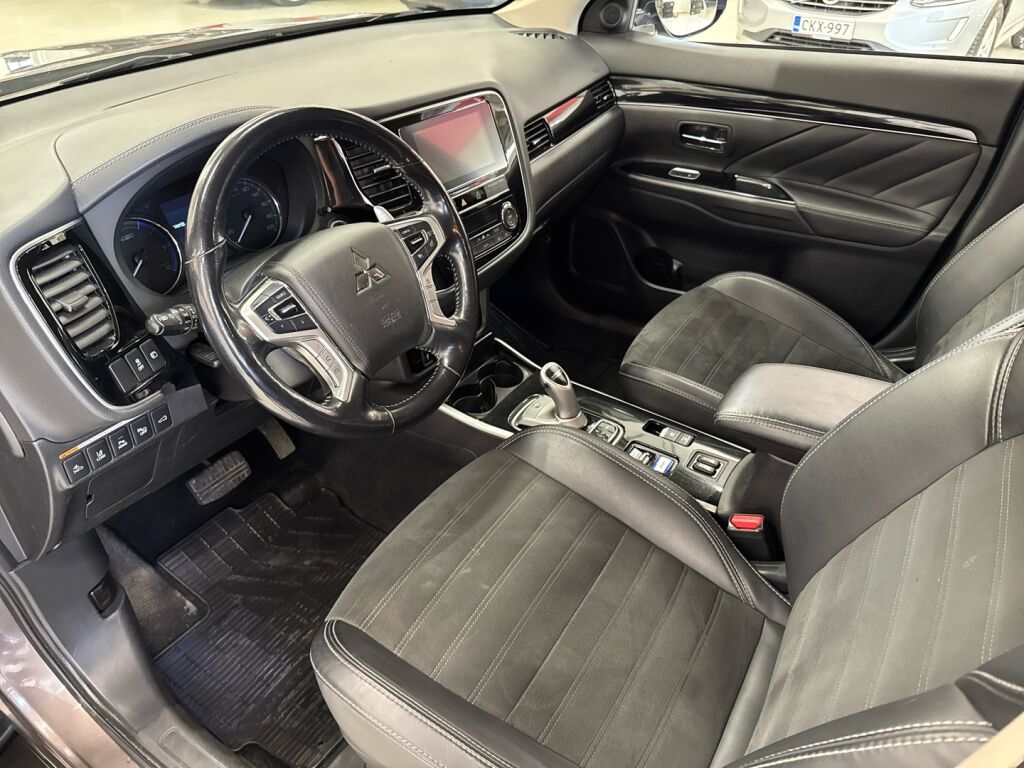 Mitsubishi Outlander PHEV 2019 Ruskea (beige)