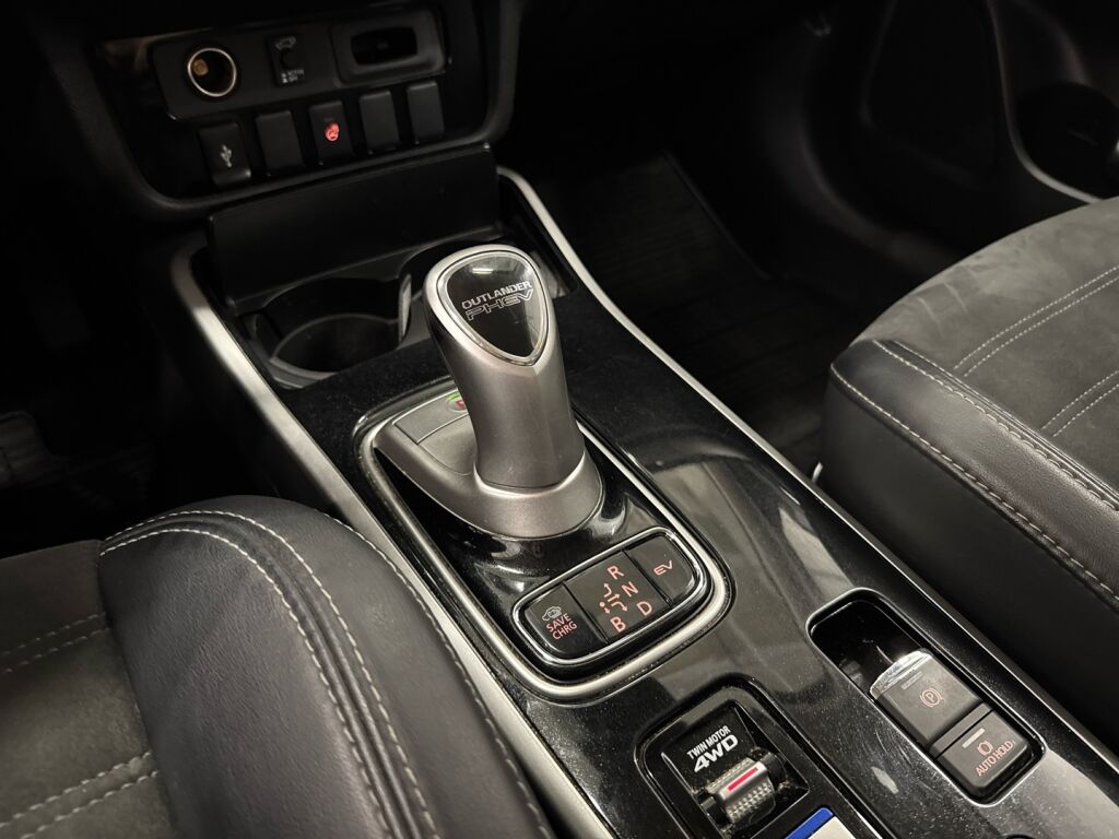 Mitsubishi Outlander PHEV 2019 Ruskea (beige)