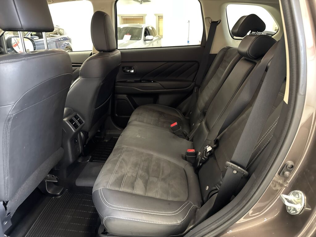 Mitsubishi Outlander PHEV 2019 Ruskea (beige)
