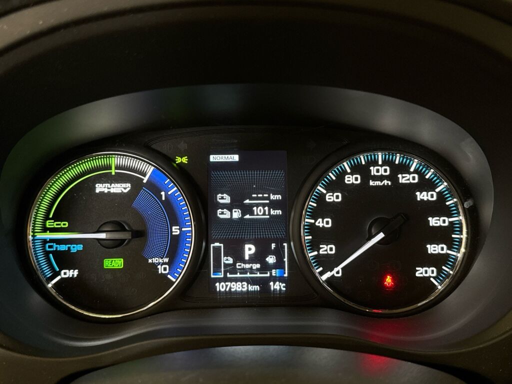 Mitsubishi Outlander PHEV 2019 Ruskea (beige)