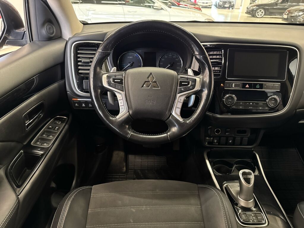 Mitsubishi Outlander PHEV 2019 Ruskea (beige)