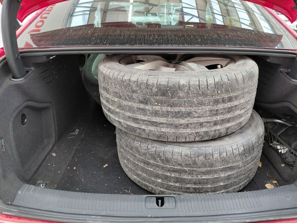 Audi A4 2019 Punainen