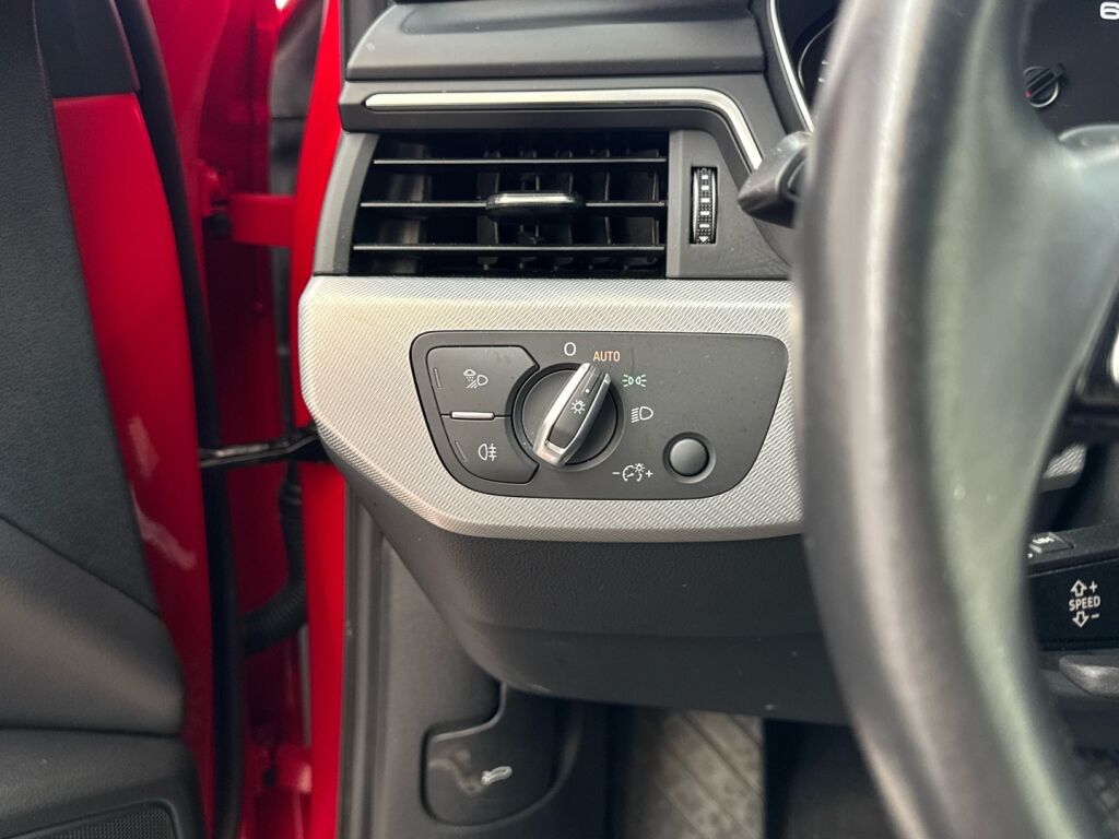 Audi A4 2019 Punainen