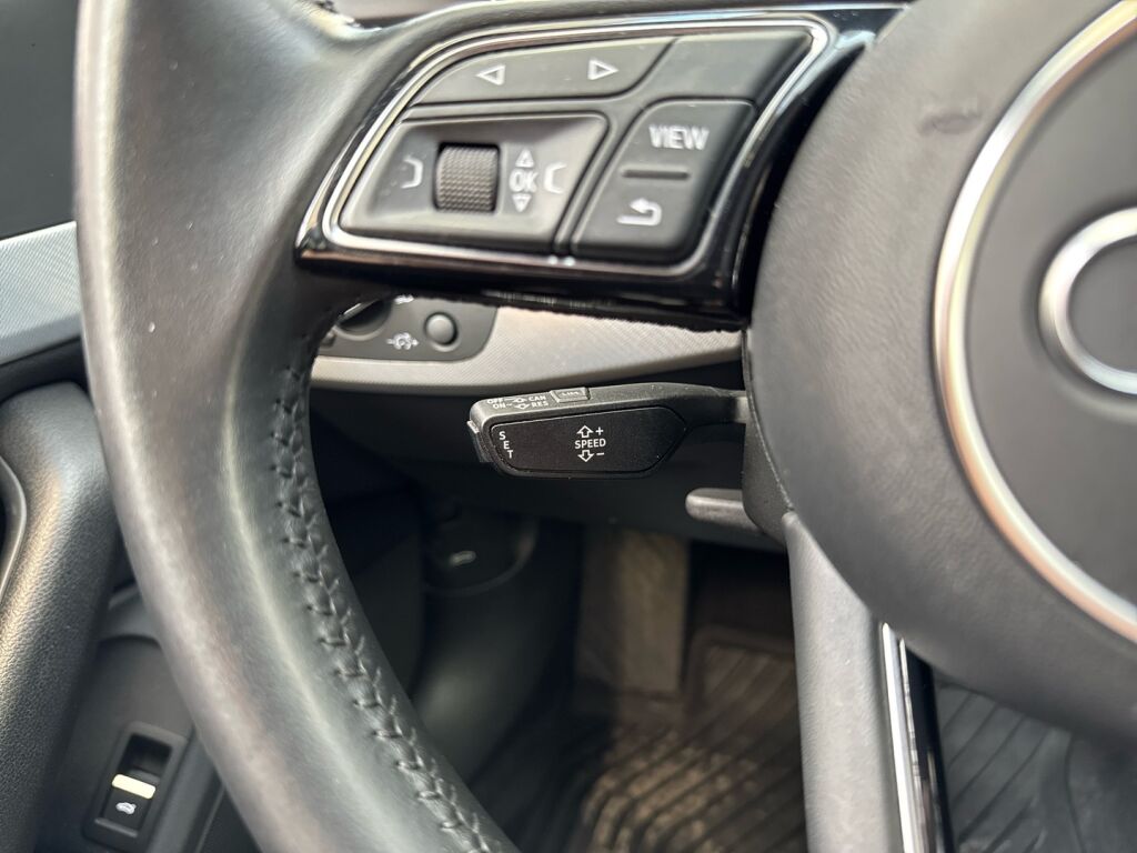 Audi A4 2019 Punainen