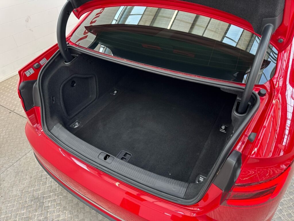 Audi A4 2019 Punainen