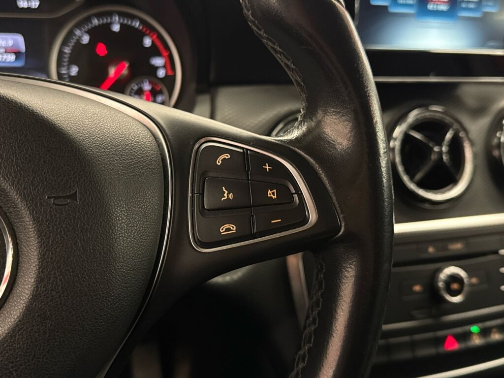 Mercedes-Benz A 2018 Punainen