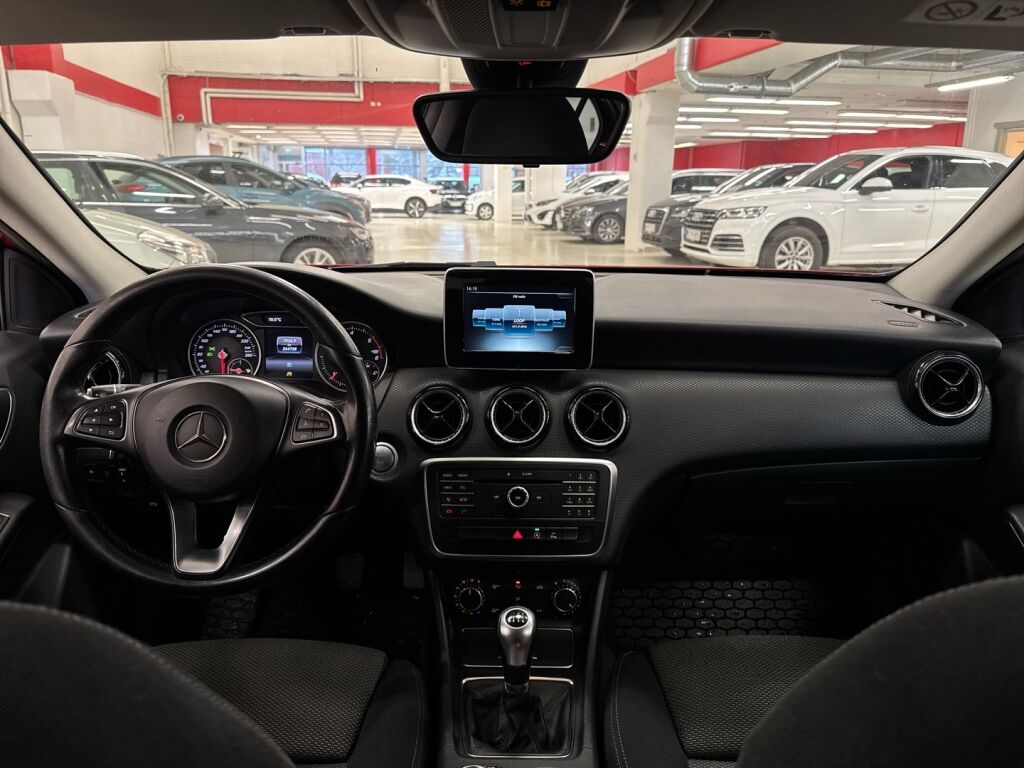 Mercedes-Benz A 2018 Punainen