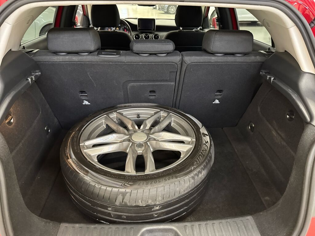 Mercedes-Benz A 2018 Punainen