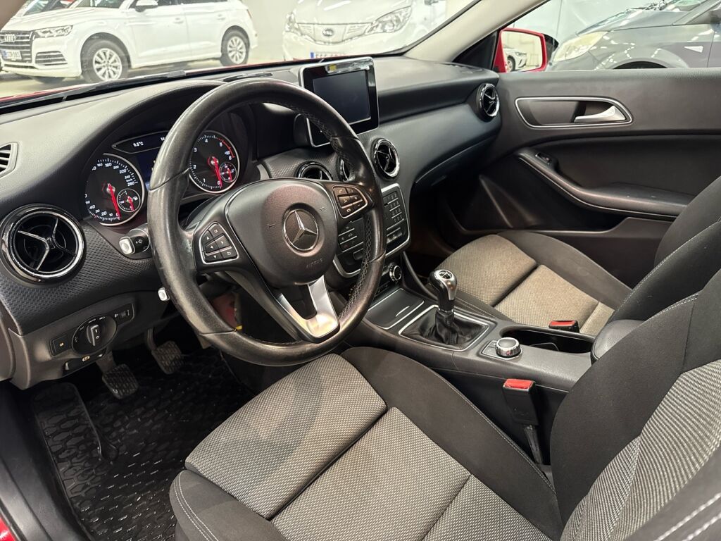 Mercedes-Benz A 2018 Punainen